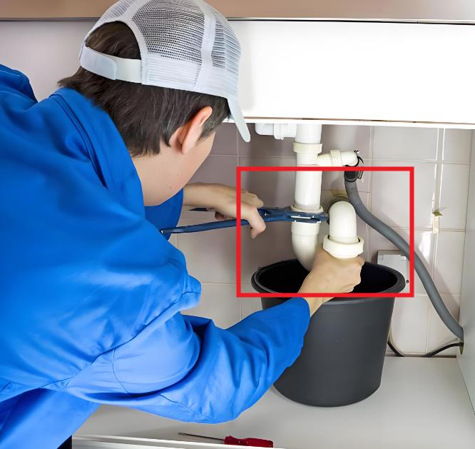 把水管拆開，把堵塞物取出