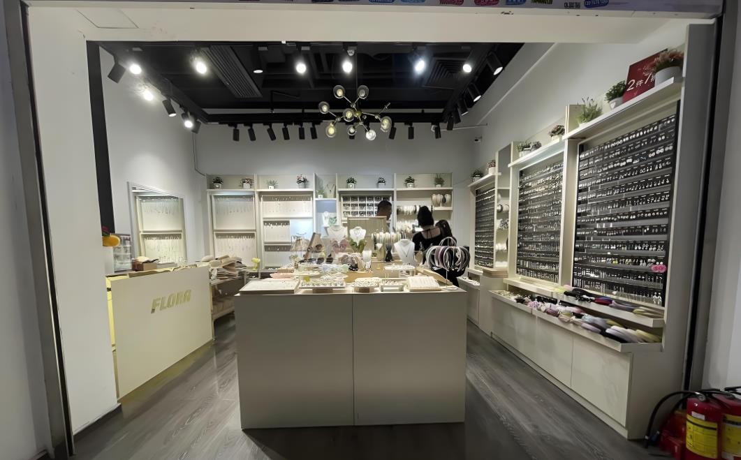 重慶店麵裝修多少錢一平米？2025年報價解析+省錢避坑全攻略